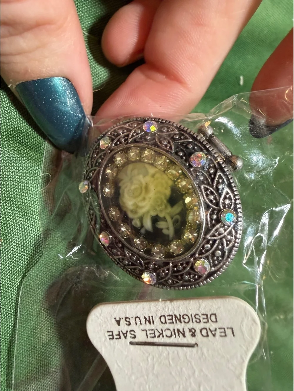 Vintage-Inspired Cameo ring with Rhinestone Accents - Lead